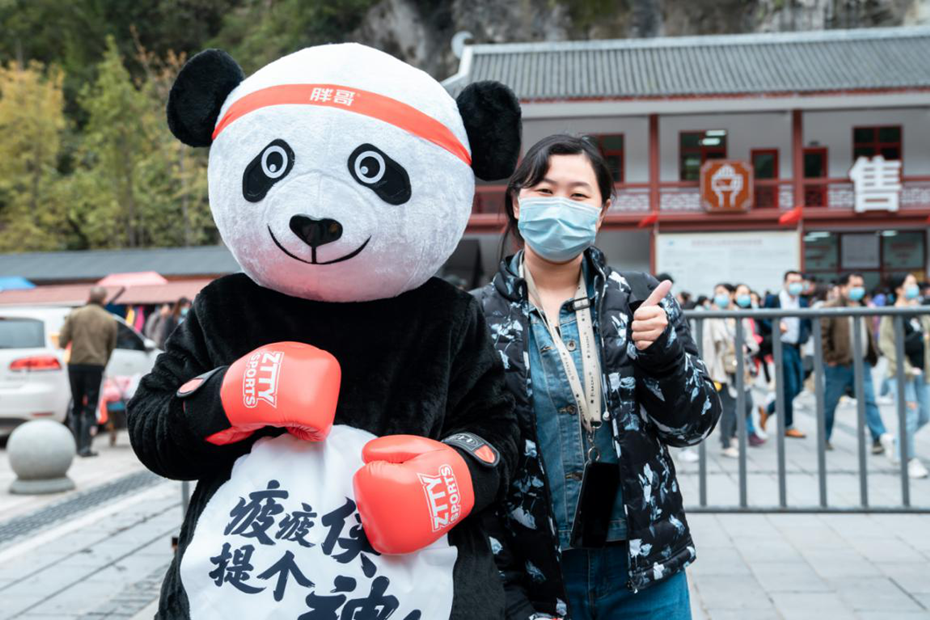 胖哥槟榔熊猫人现身张家界天门山派送公益礼包